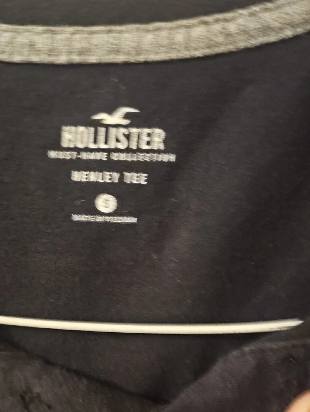 Hollister Men’s Black Short-Sleeve Henley with Contrast Trim